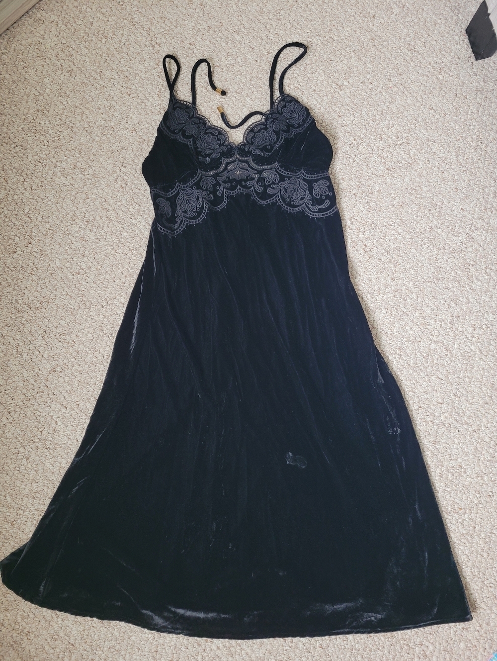 Farm Rio Richelieu Velvet Midi Dress - Picture 6 of 10
